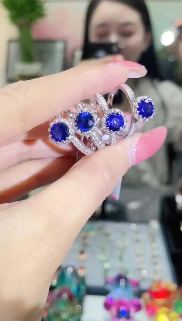 18K金镶嵌蓝宝石戒指手捧花款 多样性发其一 约1.20ct