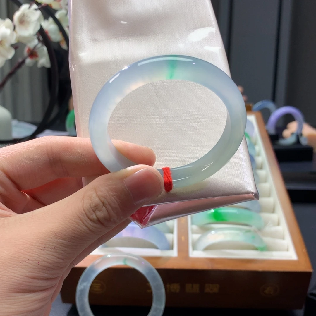 翡翠未镶嵌手镯冰润一点翠