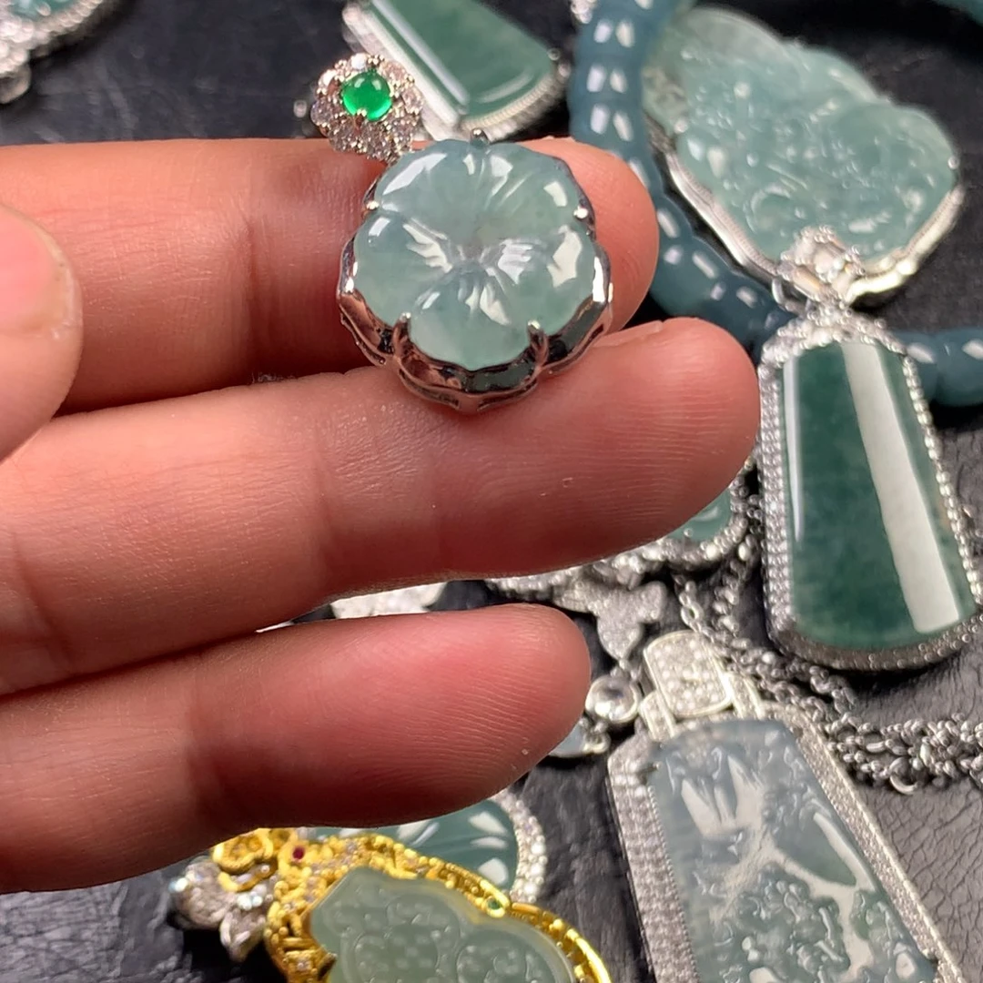 翡翠未镶嵌颈饰有钱花