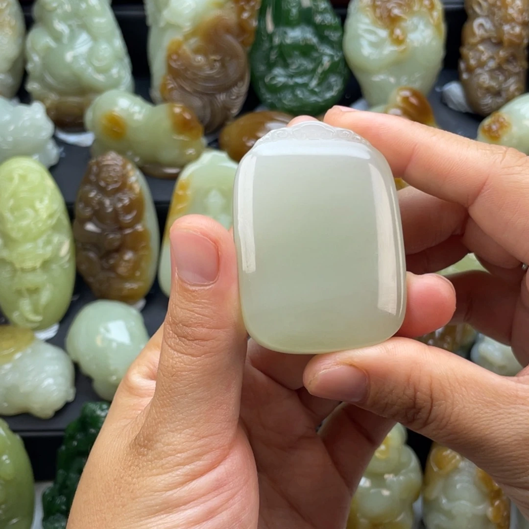 薄***秋颈饰未镶嵌和田玉