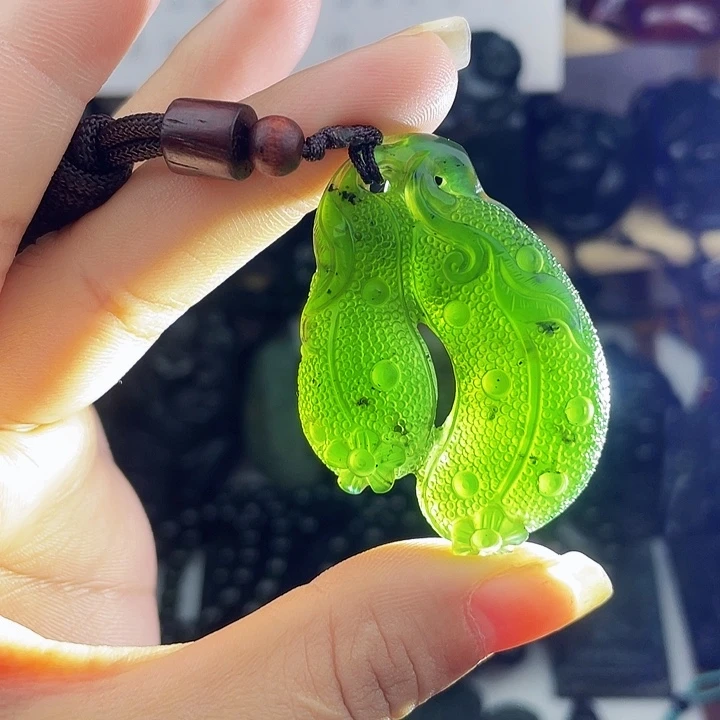 未镶嵌蛇纹石玉颈饰泰山玉飞黄腾达