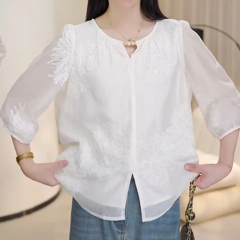 法式设计感刺绣v领别致衬衫女夏季新款胖mm显瘦遮肉大码洋气小衫