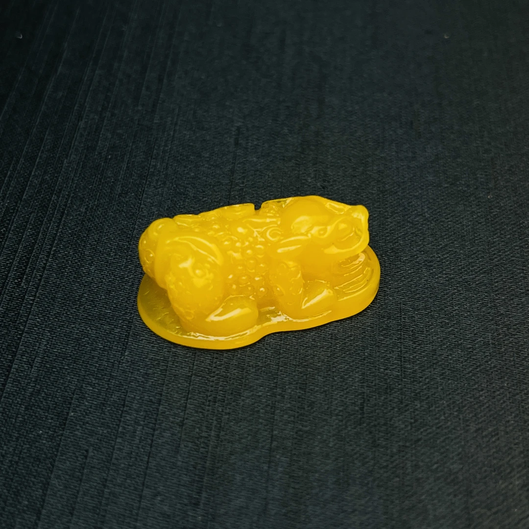 琥珀貔貅吊坠 满蜜鸡油黄貔貅吊坠 ML024