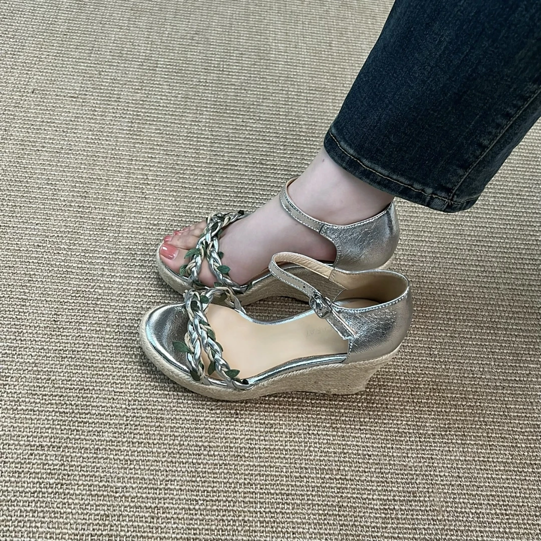 8.5cm草编坡跟厚底凉鞋女编织交叉带时尚百搭一字式扣带凉鞋女