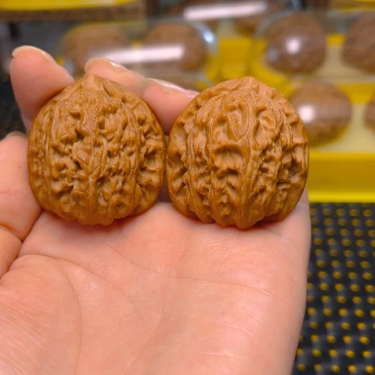 文玩核桃吊坠白狮子36