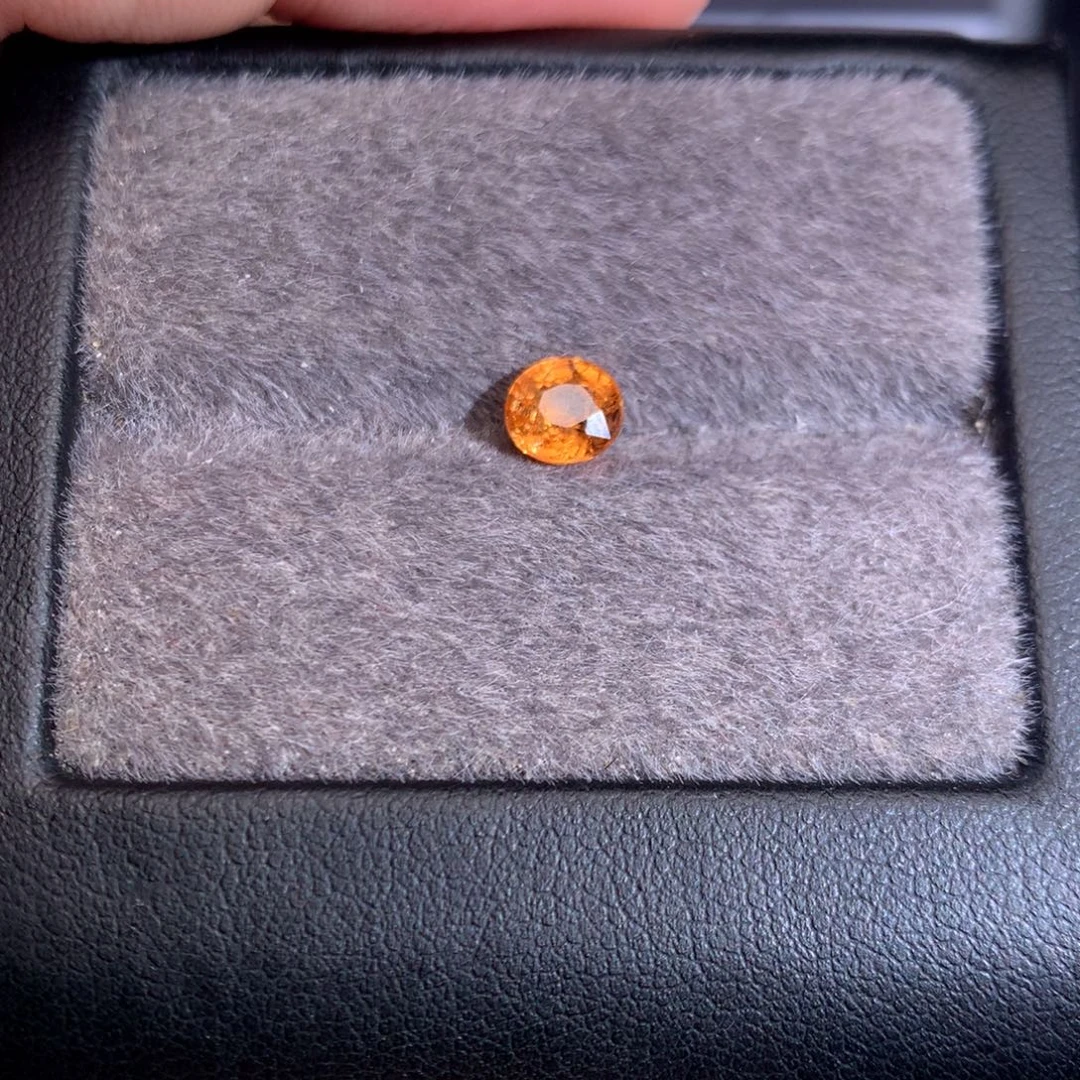 未镶嵌裸石石榴石（芬达石）1.1ct