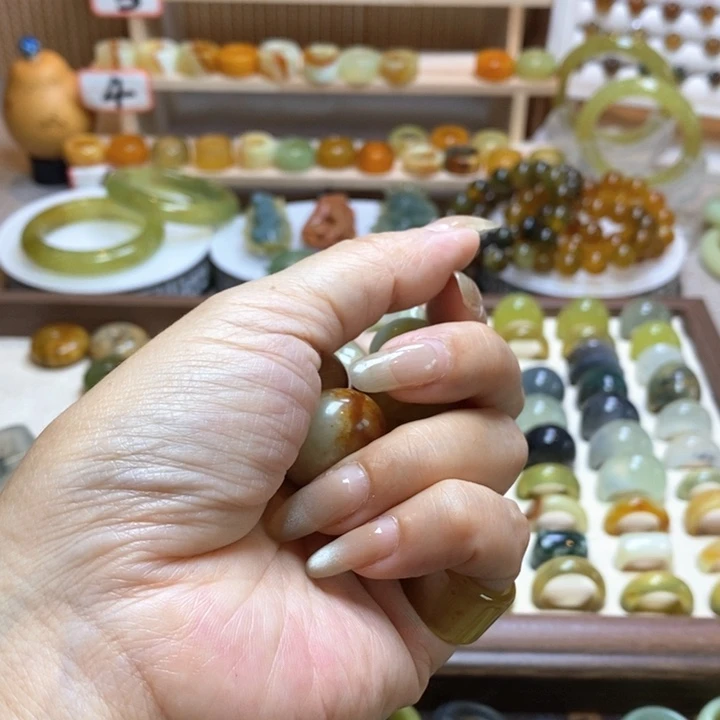 莫***非岫玉未镶嵌项圈岫玉精品挂件