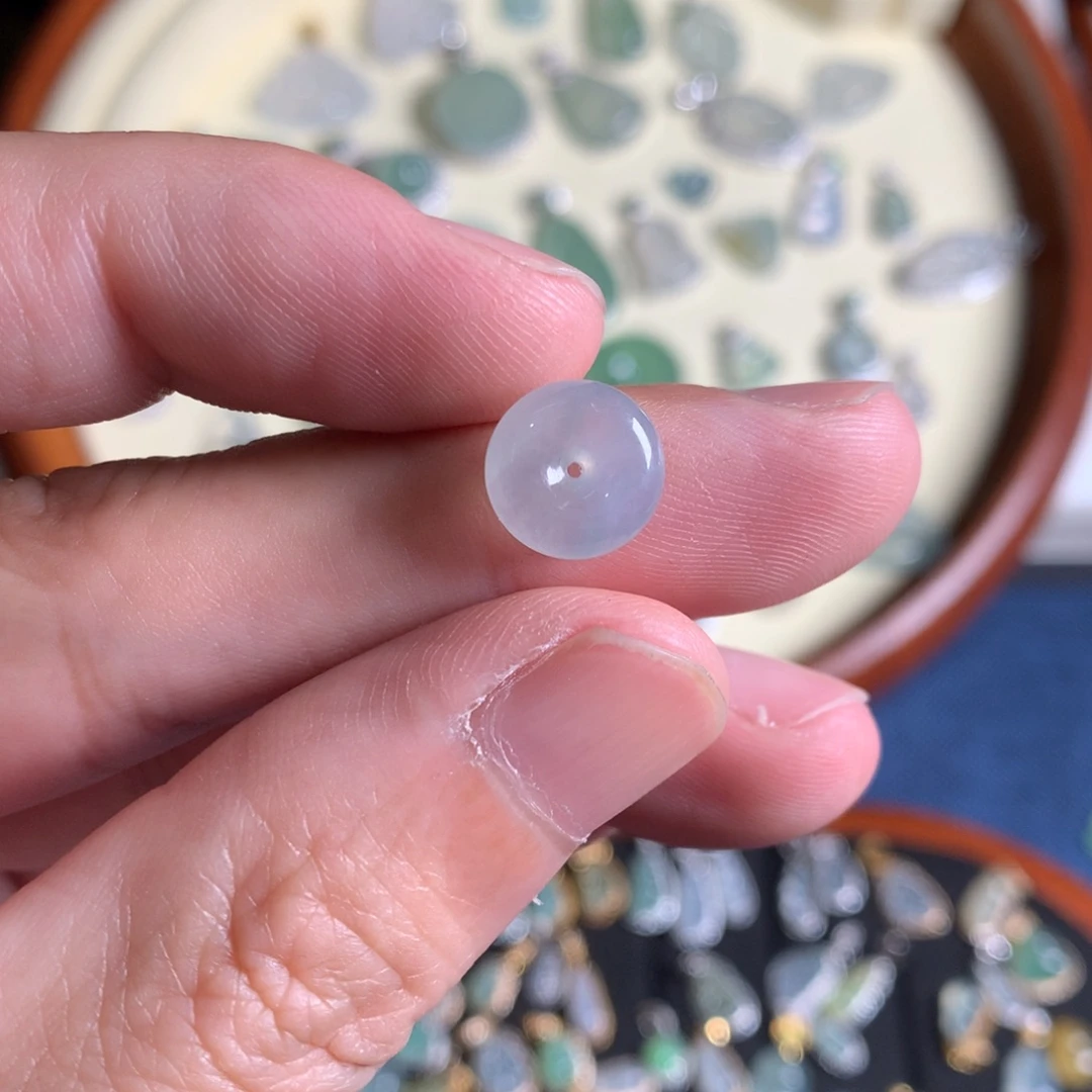 l***u翡翠未镶嵌颈饰平安扣