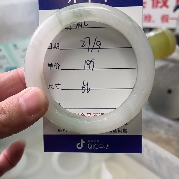 手***戏石英质玉未镶嵌手镯定制