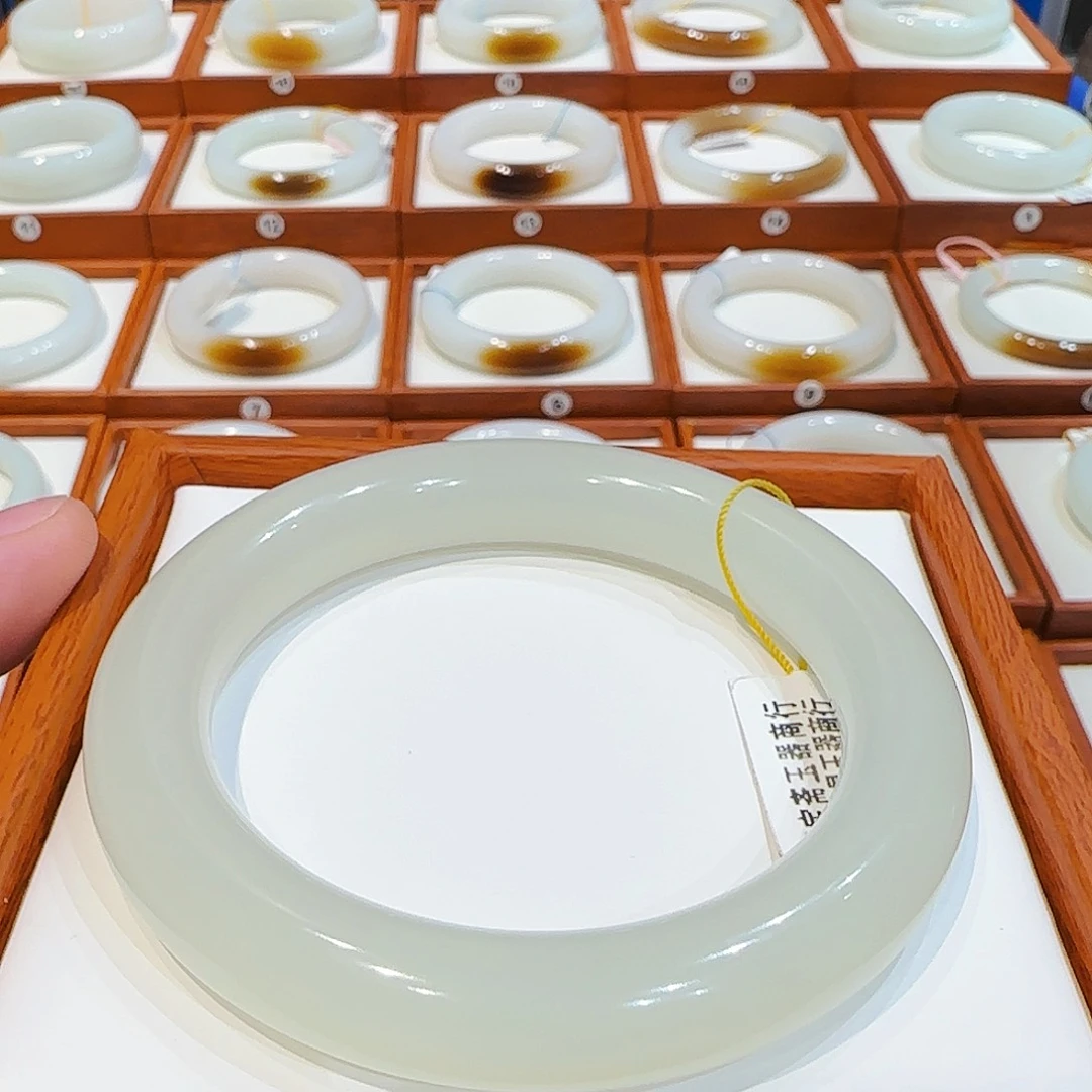 和田玉未镶嵌手镯圆条蜂蜜水