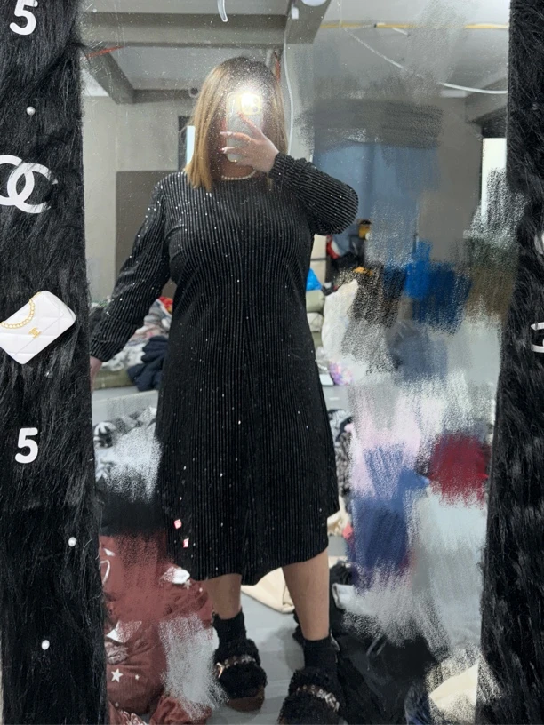 黑色细闪丝绒连衣裙