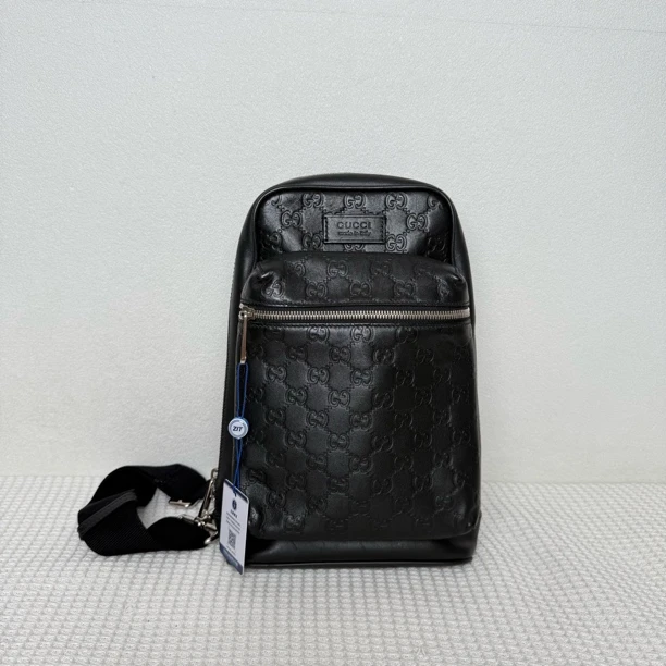 95新 GUCCI/古驰  5881/男士时尚百搭黑色全皮压纹胸包