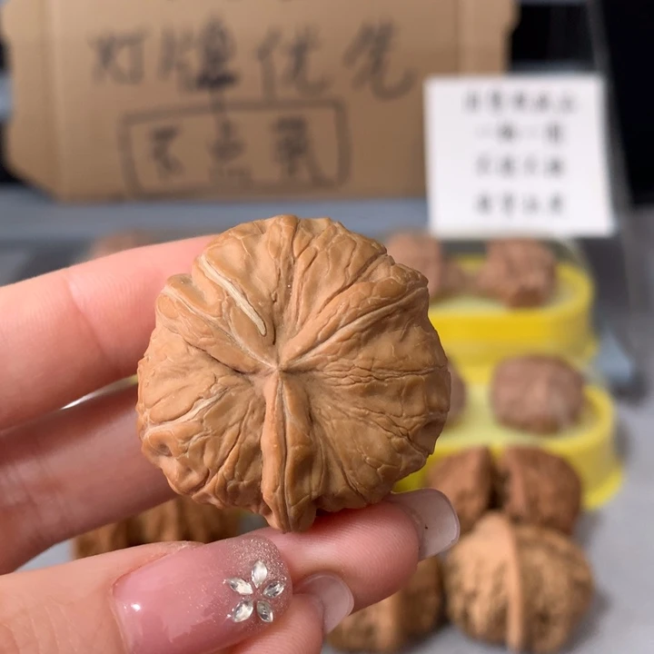 江***辞文玩核桃吊坠异形单只，有瑕疵