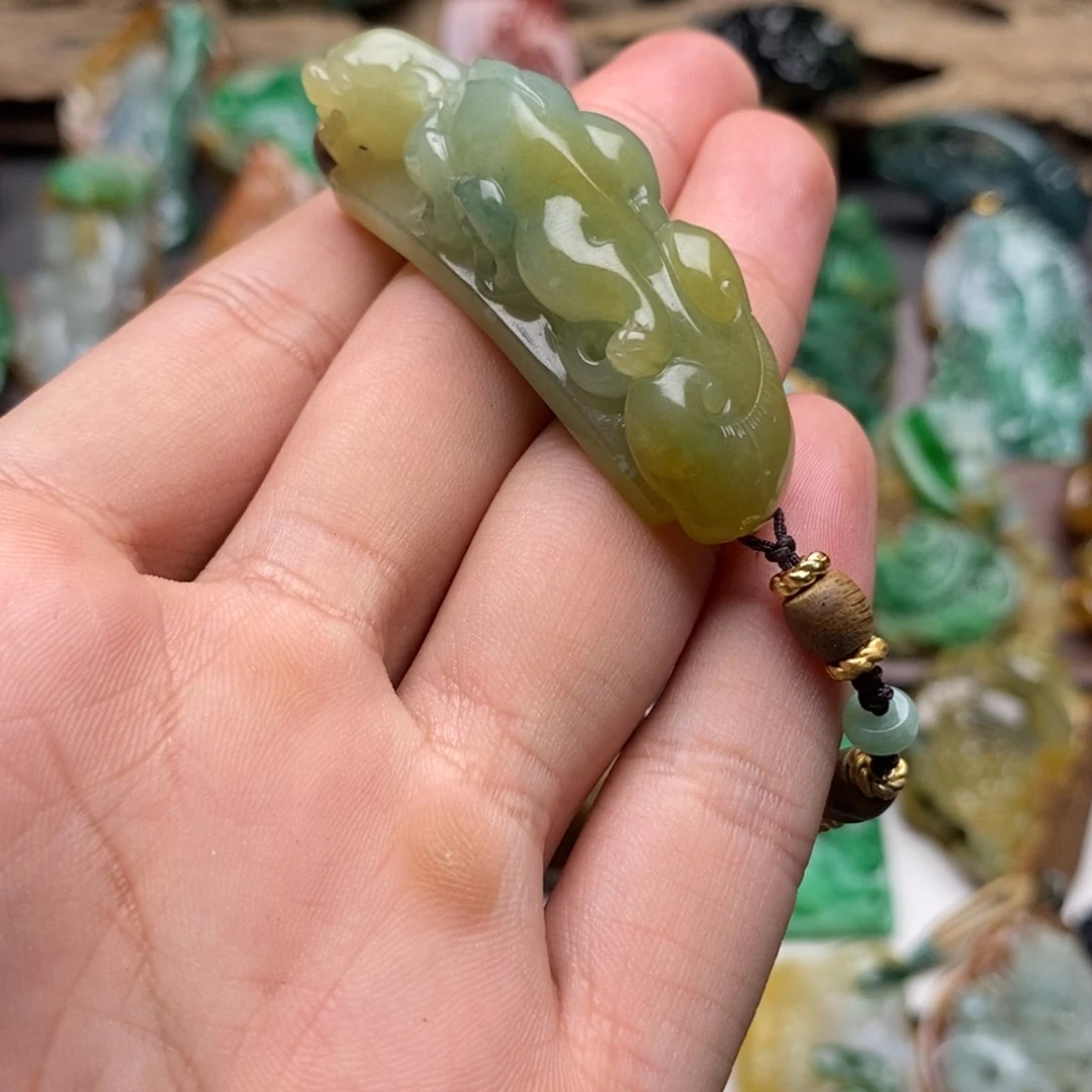 颈饰未镶嵌翡翠为**滨一