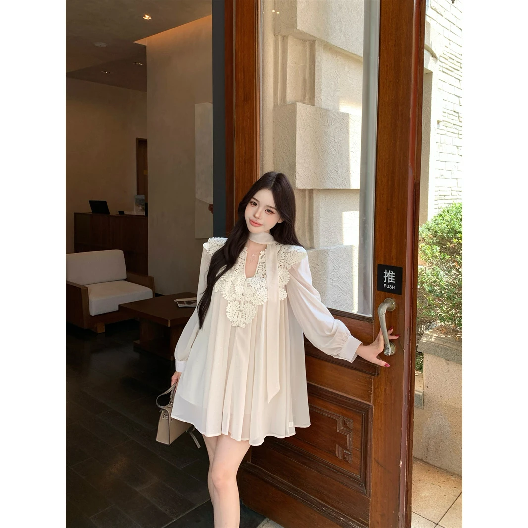 法式蕾丝拼接飘带v领长袖连衣裙秋季宽松雪纺温柔风a字洋气衣服女