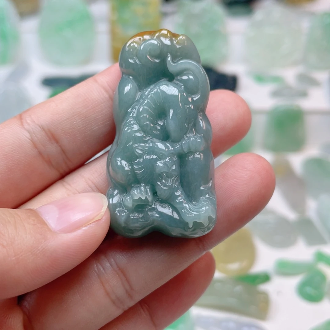 翡翠颈饰未镶嵌下山虎