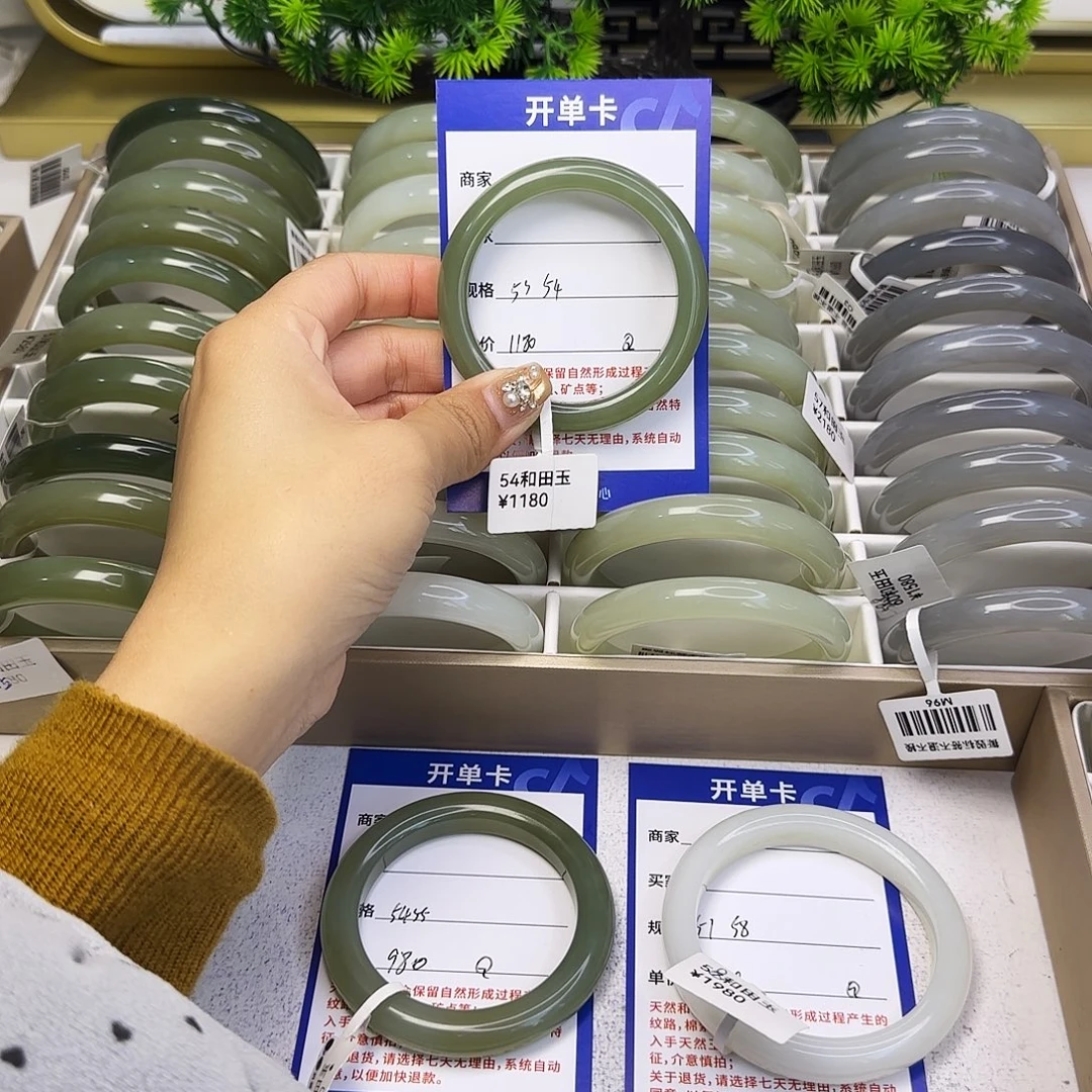 和田玉未镶嵌手镯