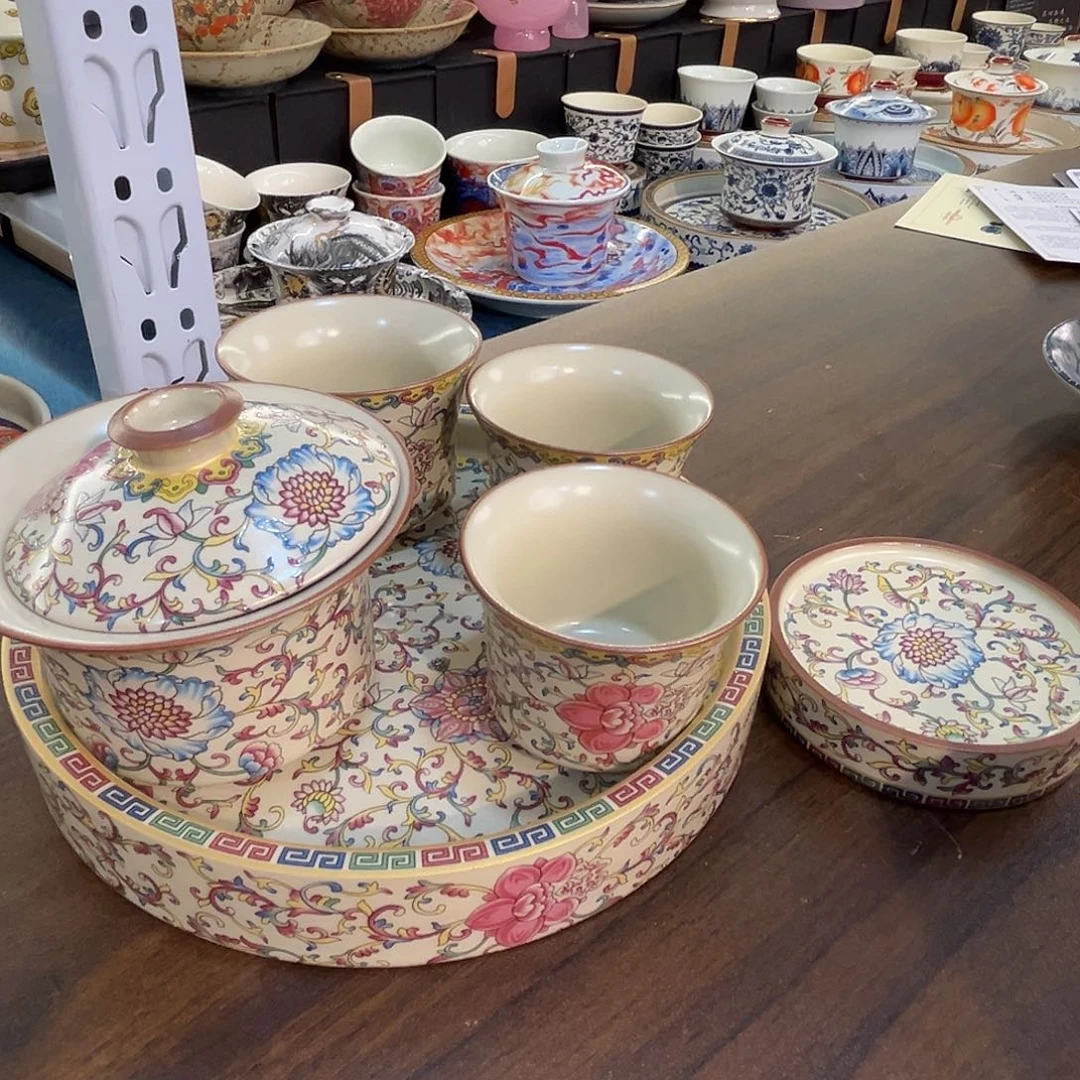 这些盖碗很漂亮我很喜欢！！