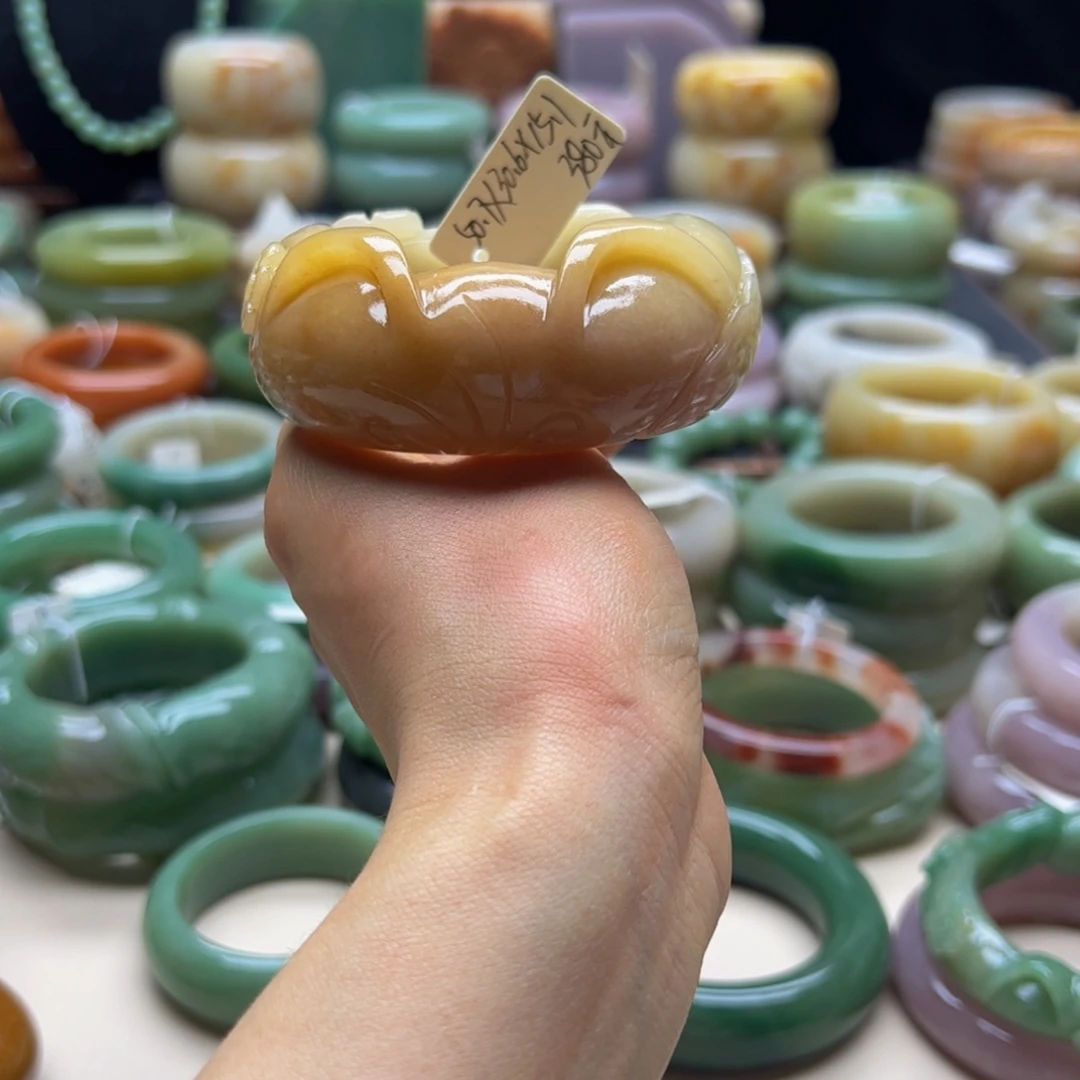 小***手石英岩玉手镯未镶嵌