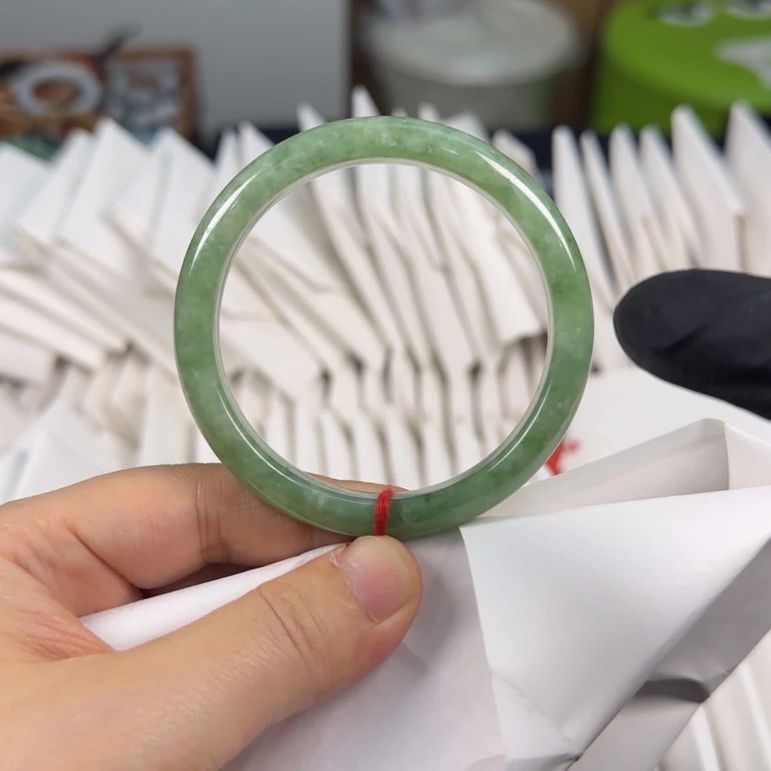 翡翠手镯未镶嵌夜**珊干活戴