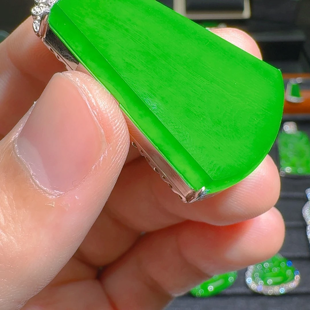 翡翠吊坠(赠链)18K金镶嵌爱**天