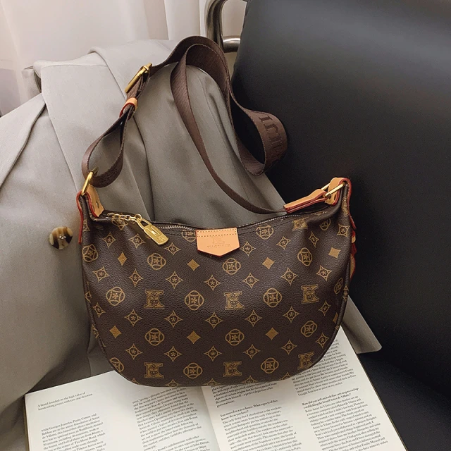 饺子包女2025爆款超火包包轻奢小众高级感印花宽肩带单肩斜挎女包