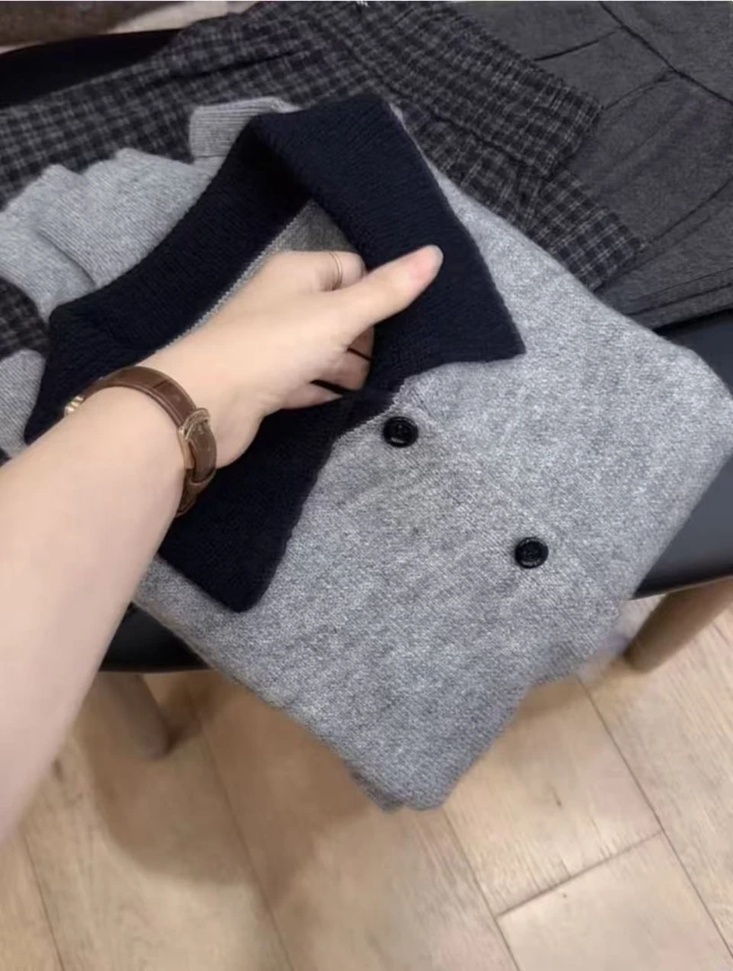 七言家巨好穿!ins穿搭#云烟灰撞色翻领软糯开衫毛衣@