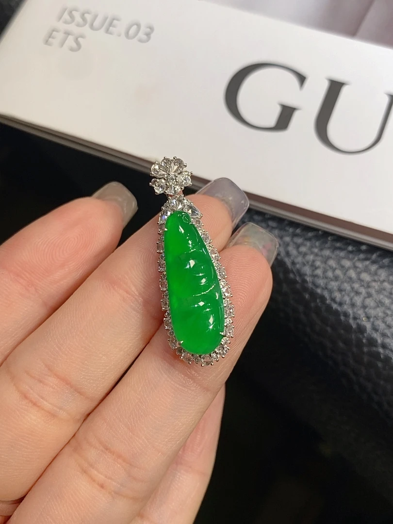 【伊玥珠宝】天然缅甸翡翠A货 阳绿福豆吊坠