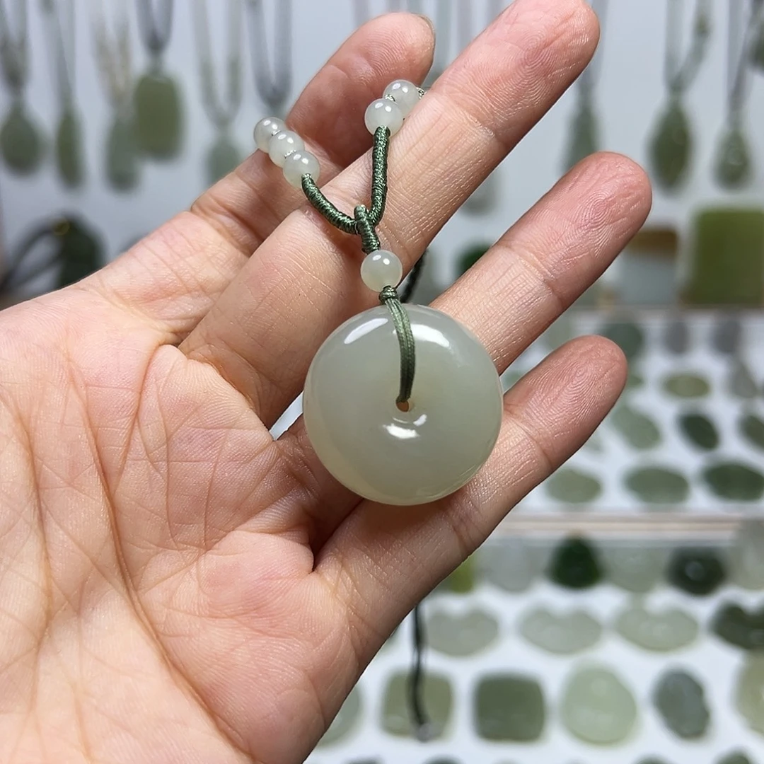 冉***贝和田玉未镶嵌颈饰