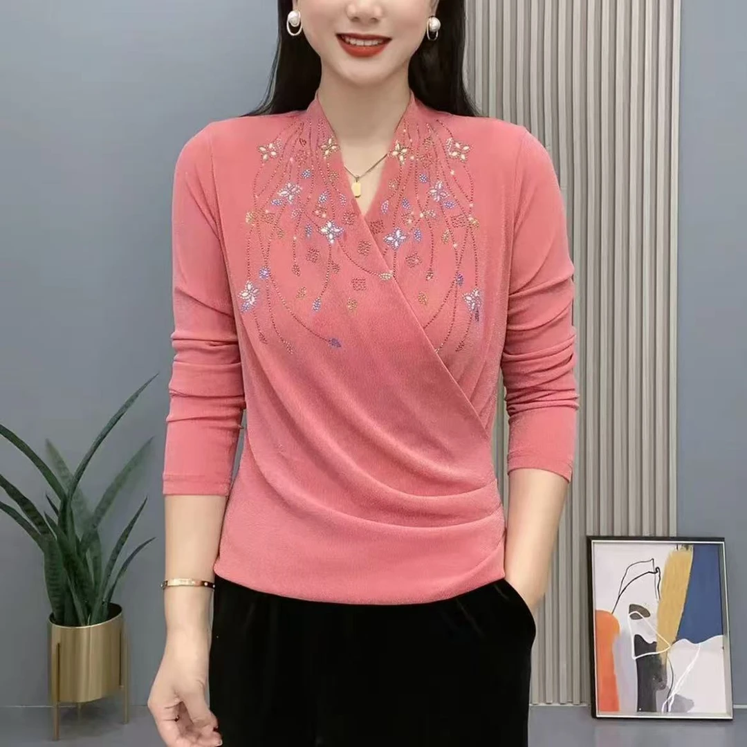 2025新款女士上衣交叉领简约妈妈装纯色烫钻小花洋气时尚百搭长袖