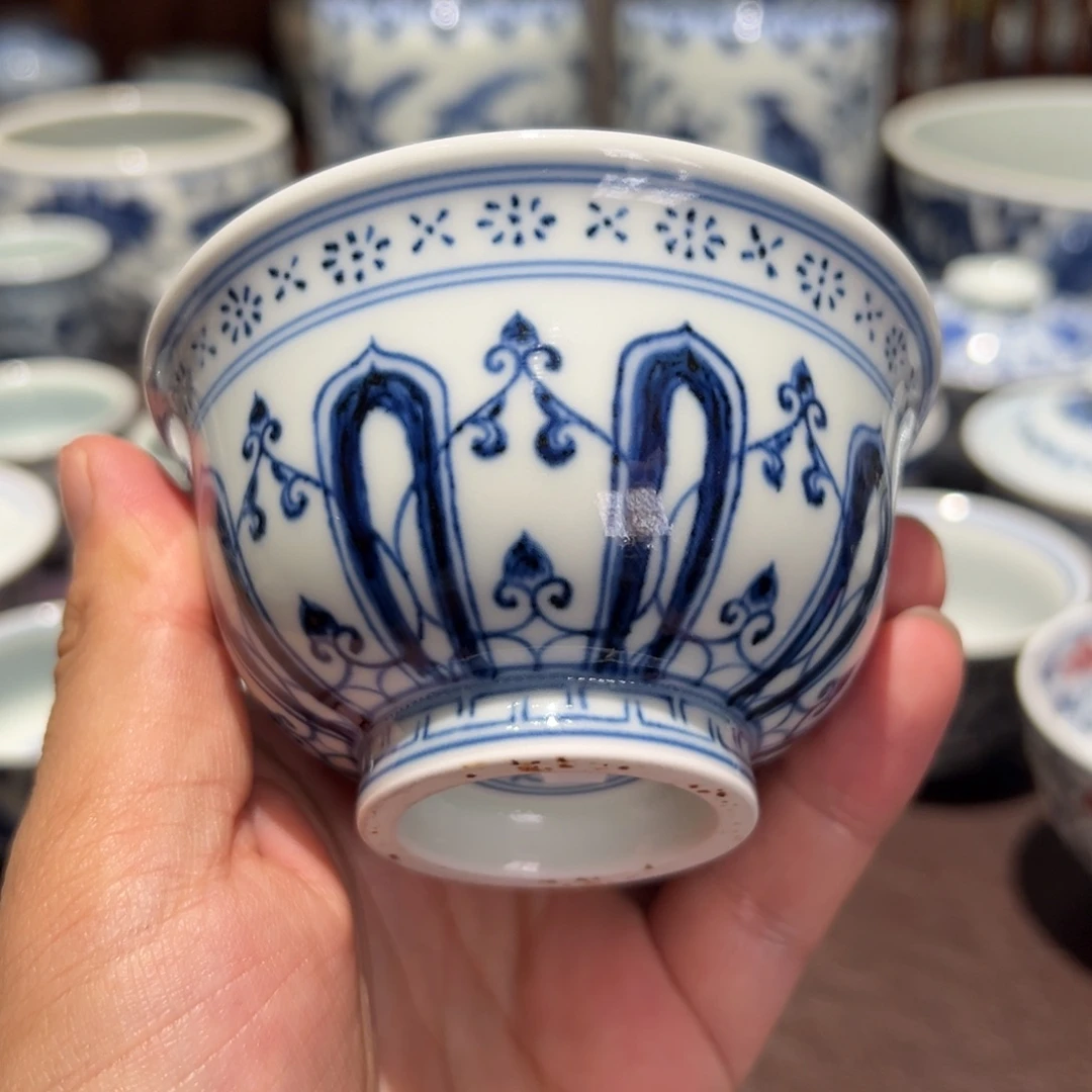 微瑕精品青花宝相纹压手杯口径约9.5厘米