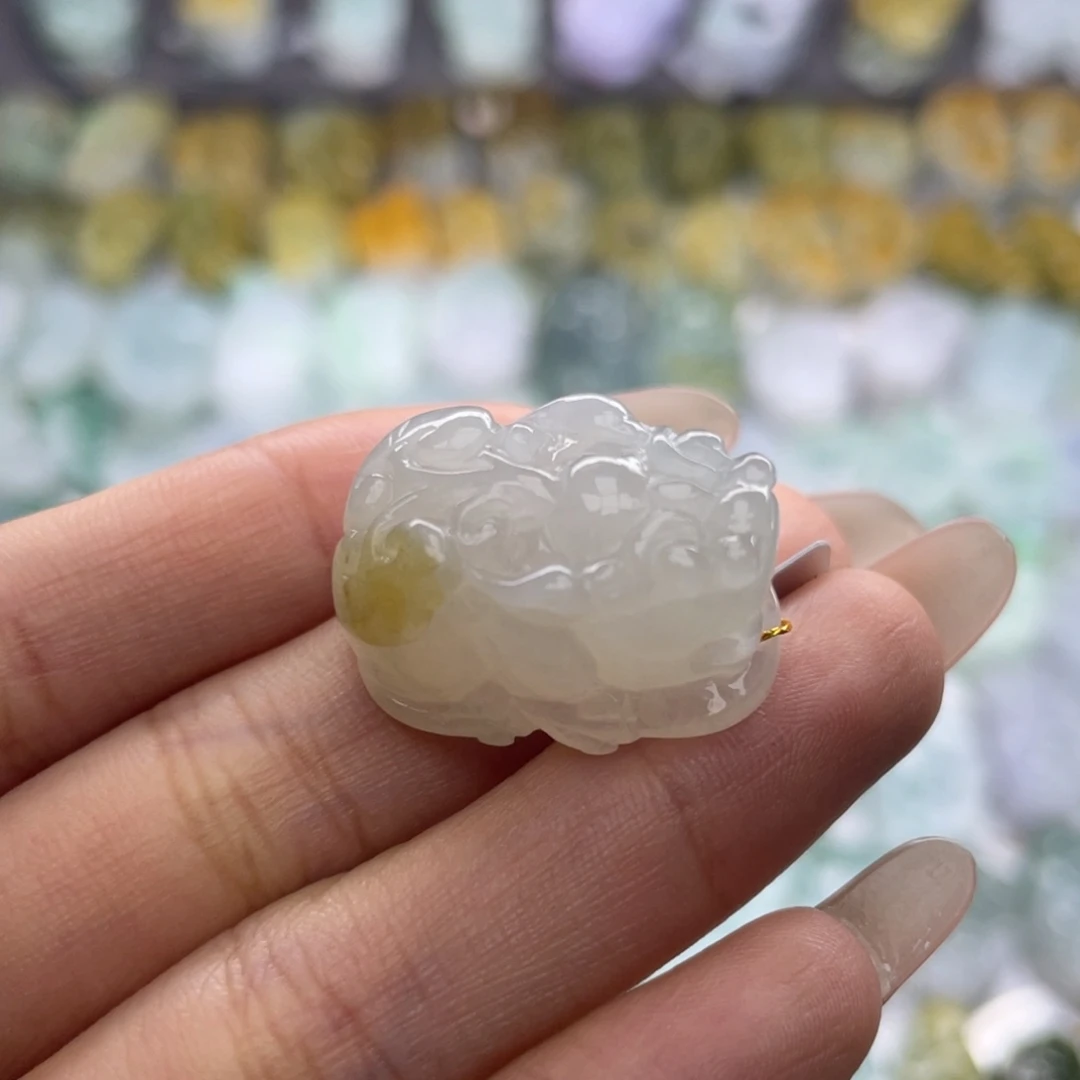 翡翠未镶嵌颈饰貔貅