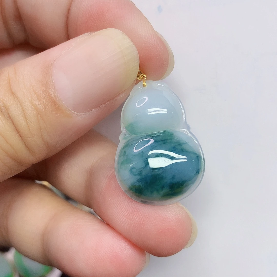 翡翠18K金镶嵌颈饰葫芦