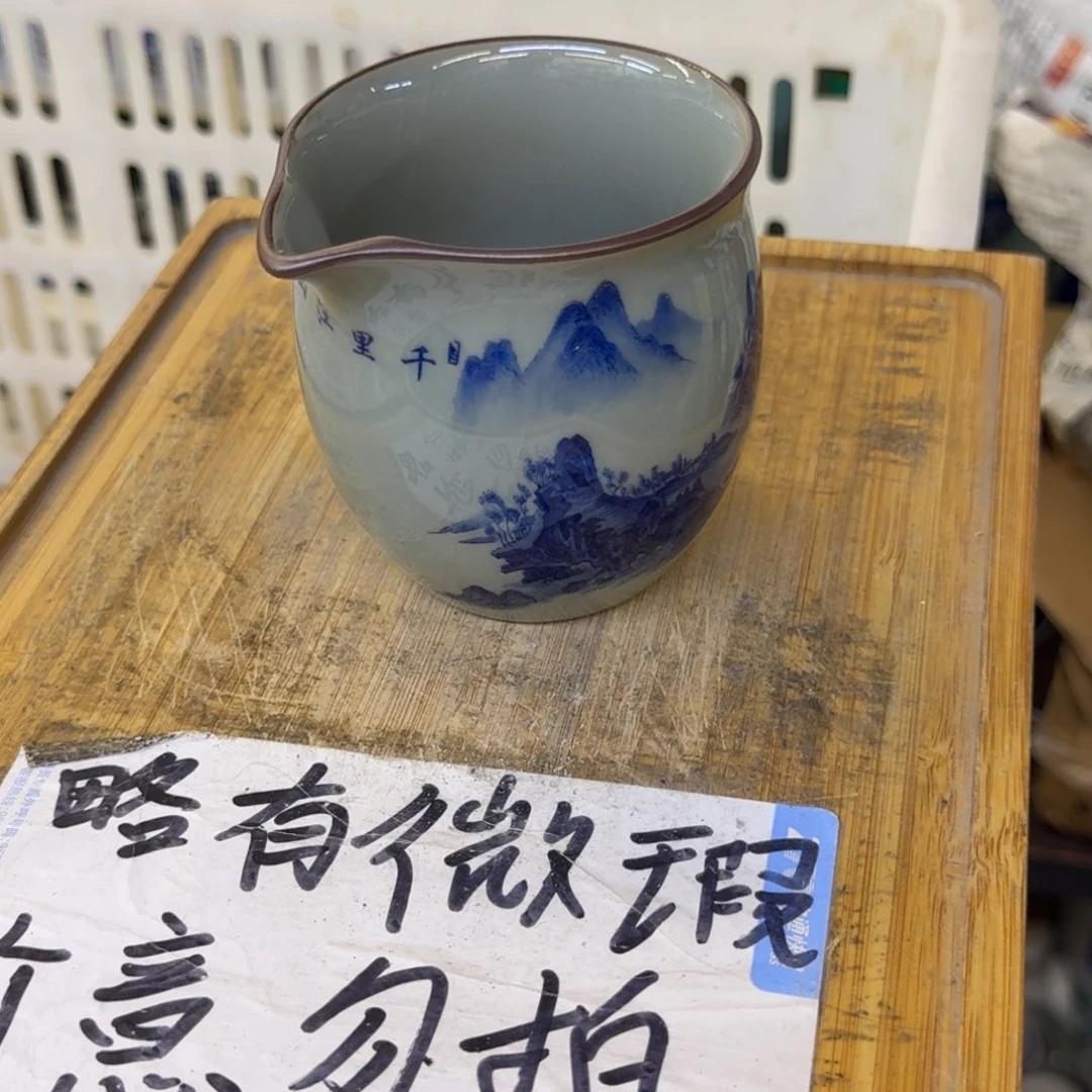 微瑕疵介意勿拍陶瓷器皿H714略有微瑕疵介意勿拍。