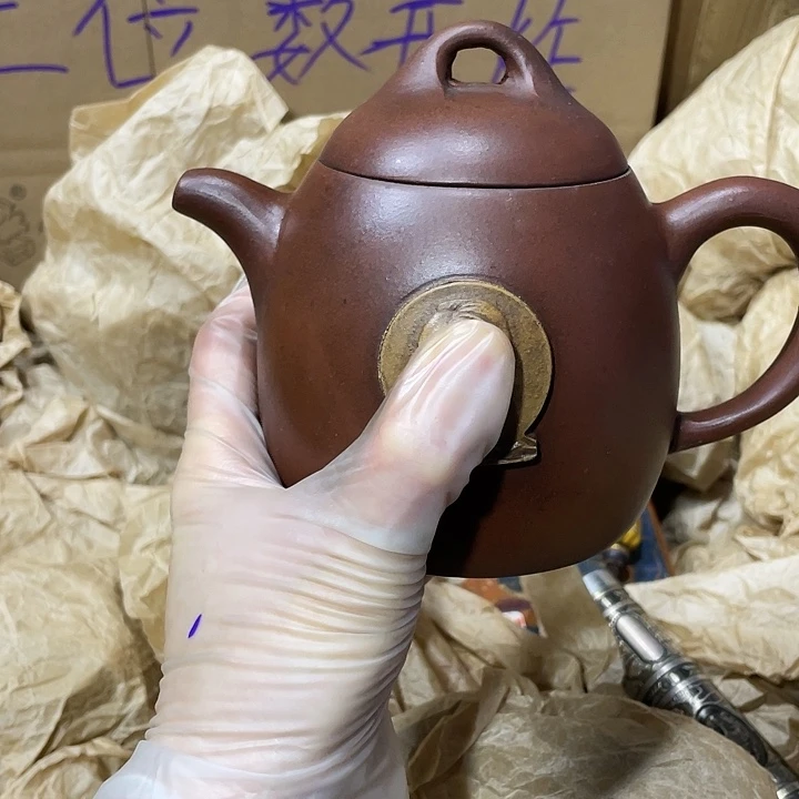 紫砂茶壶。原矿泥料，手工制作的一把紫砂壶。