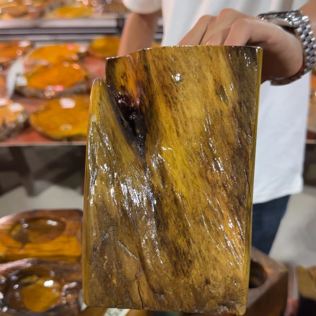 樟科（黄金檀）金丝楠笔筒