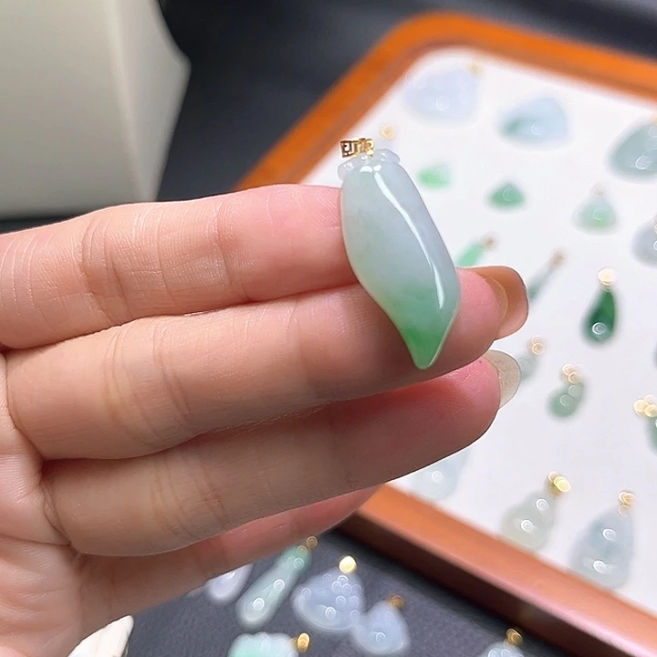 翡翠18K金镶嵌颈饰