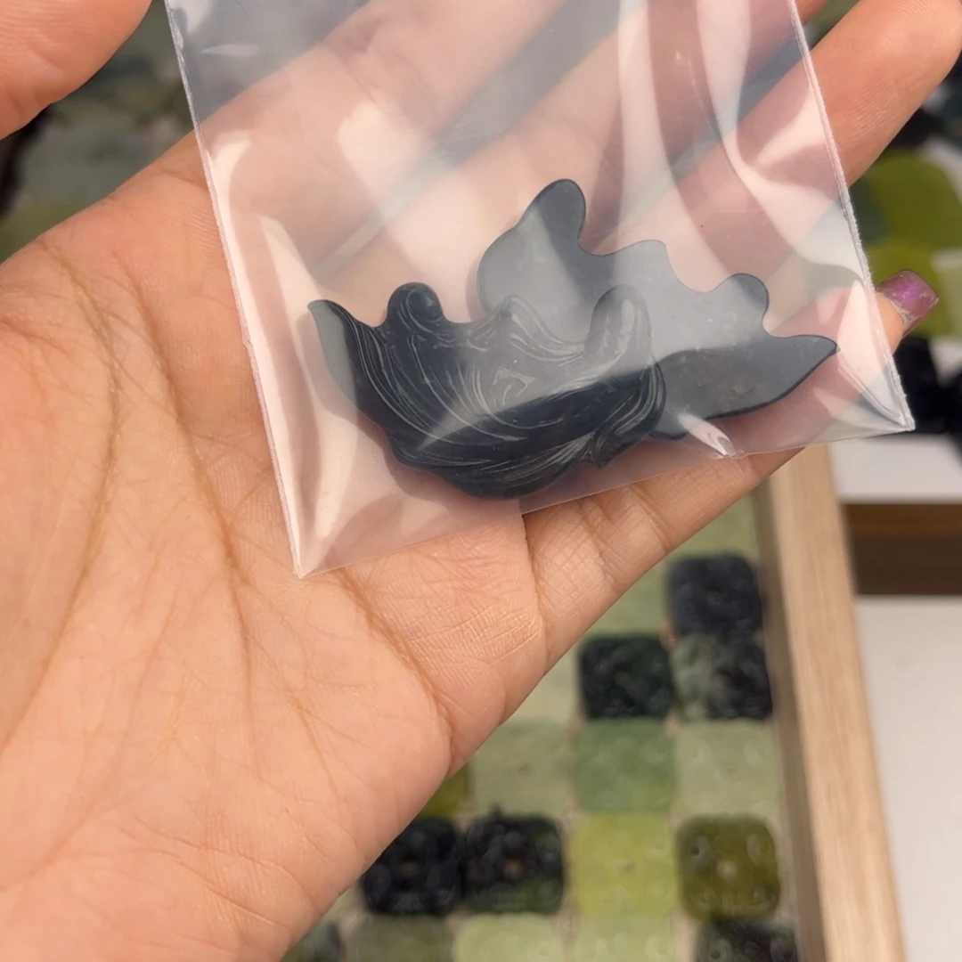 蛇纹石玉未镶嵌颈饰奚*