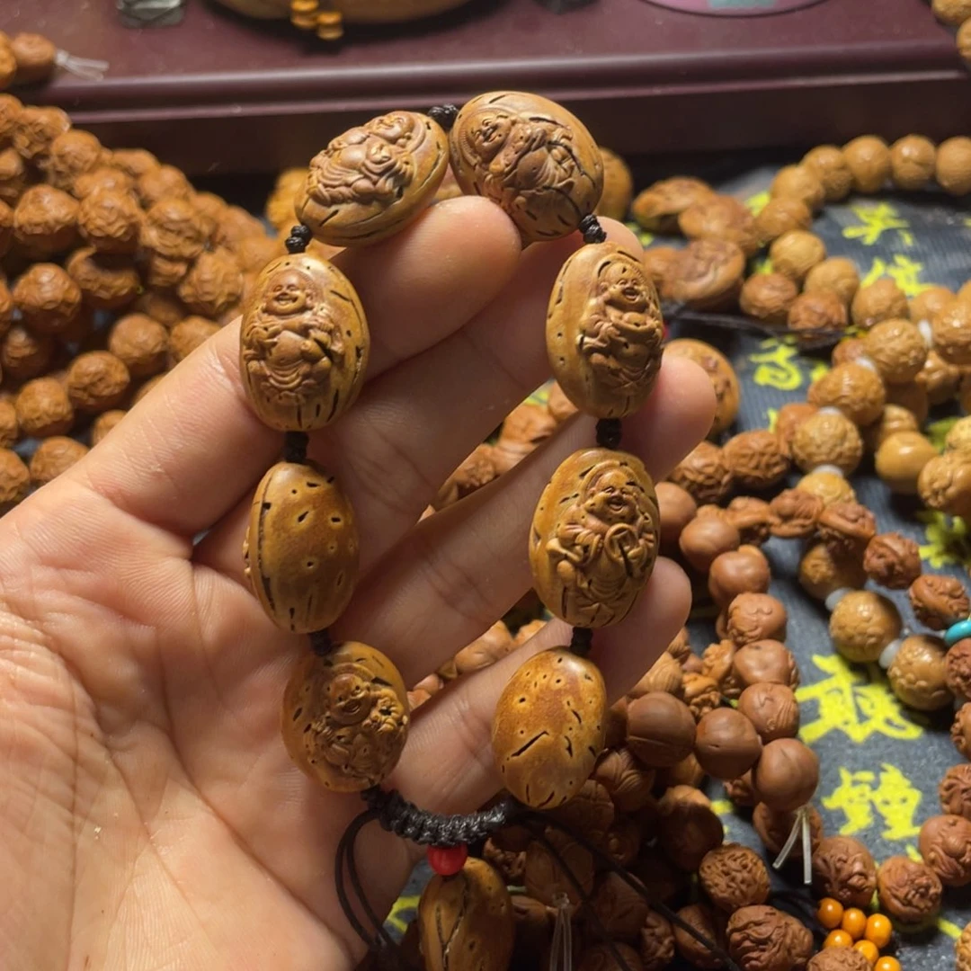 大桃核雕刻米勒手持