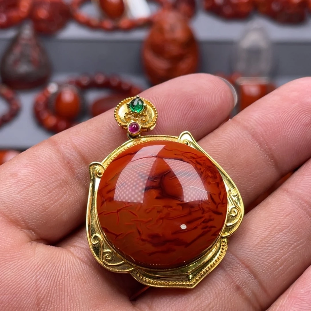 南红玛瑙18K金镶嵌珠宝奇石吊坠