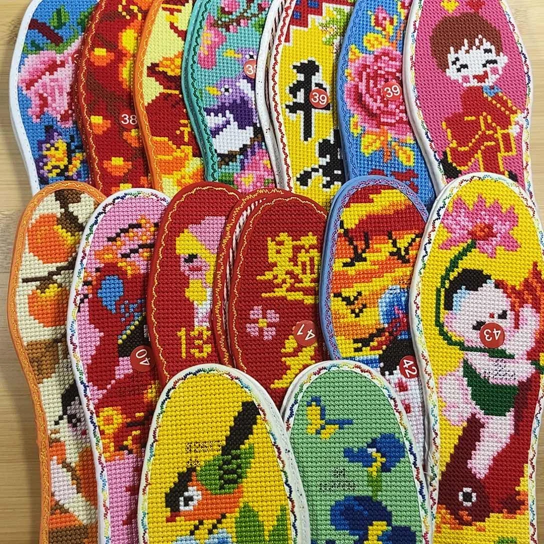 布15双鞋垫，38的4双，39的2双，40的4双，41，42，43各一双，44的2双