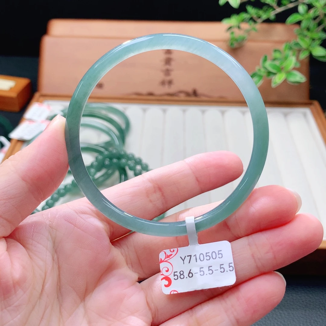 未镶嵌手镯（圆镯）翡翠