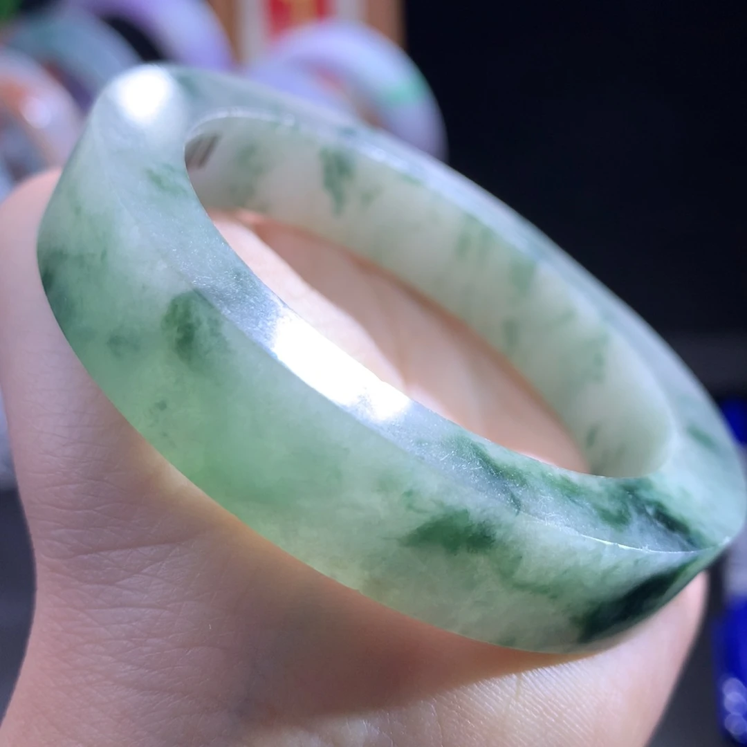 未镶嵌湖水绿黄花翡翠手镯定制翡翠