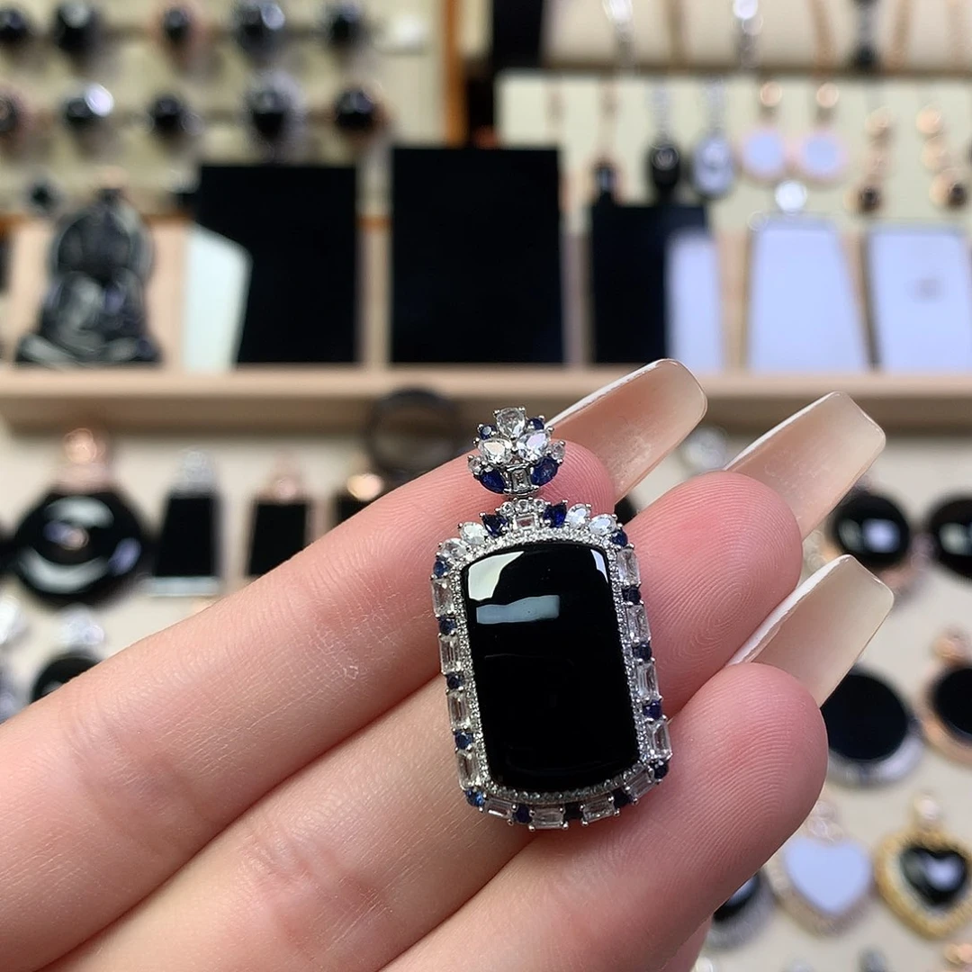 翡翠18K金镶嵌颈饰墨翠