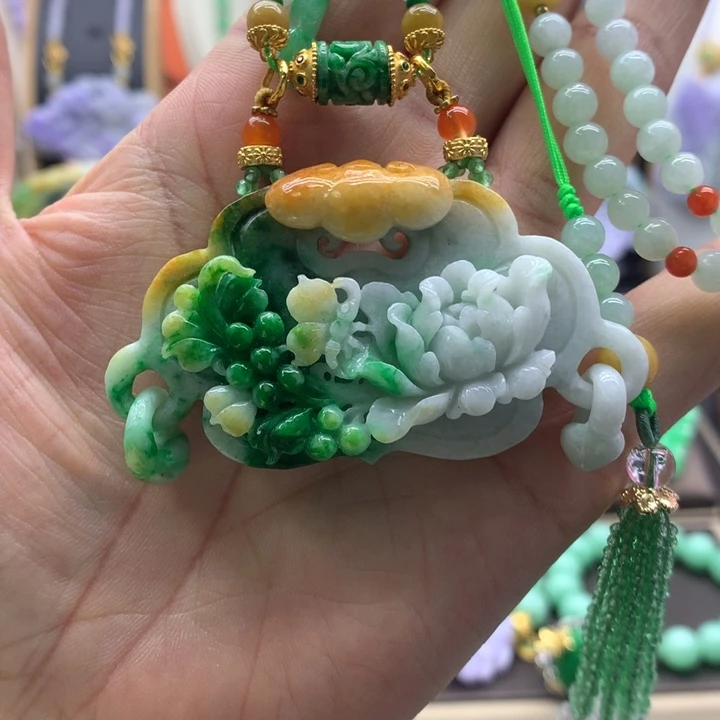 翡翠吊坠(赠链)未镶嵌