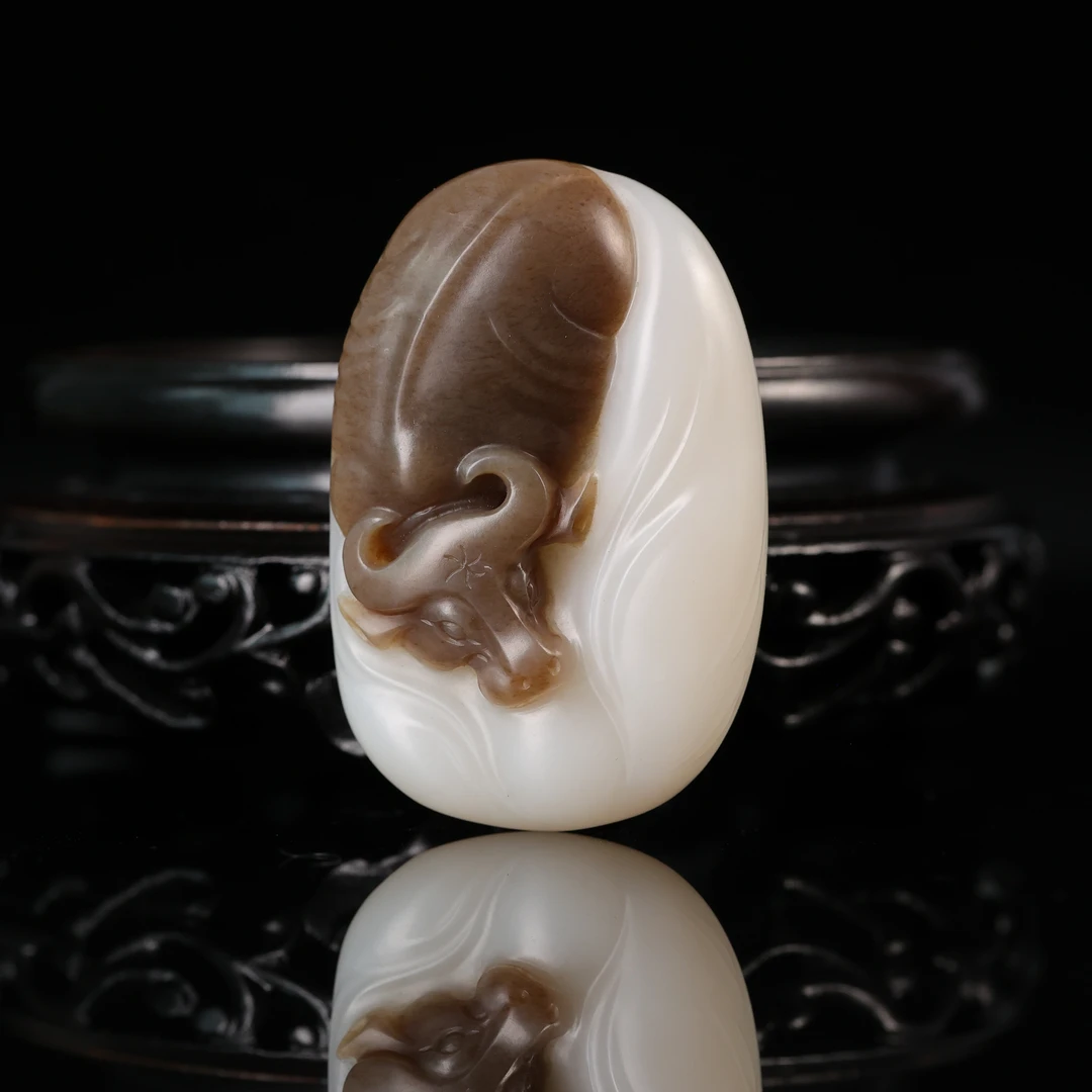 rl和田玉糖白玉巧雕牛转乾坤挂坠2509020481