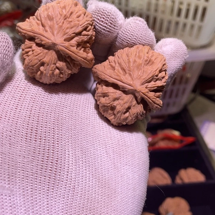 文玩核桃把件三角白 38