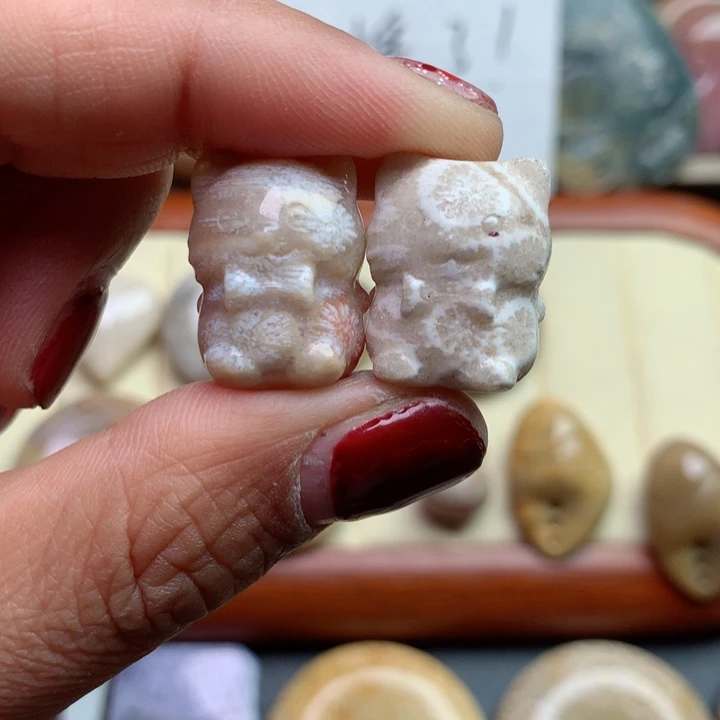 硅化珊瑚（珊瑚玉）颈饰足银镀金镶嵌