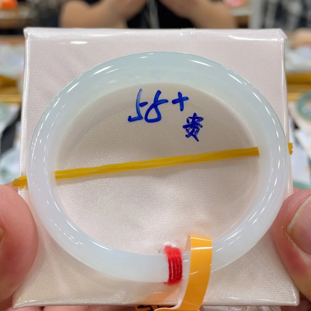 翡翠手镯未镶嵌翡翠