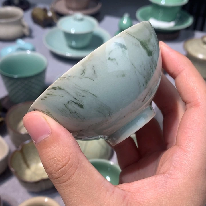 龙泉青瓷搅胎杯杯